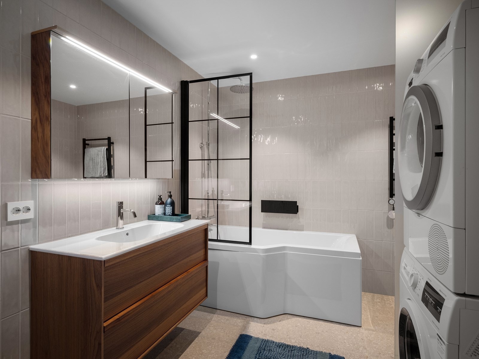 Flislagt bad fra 2023 med badekar/dusj, vask i seksjon, toalett og opplegg for vaskemaskin/tørketrommel. Arbeid utført av anerkjent firma Galleribilde