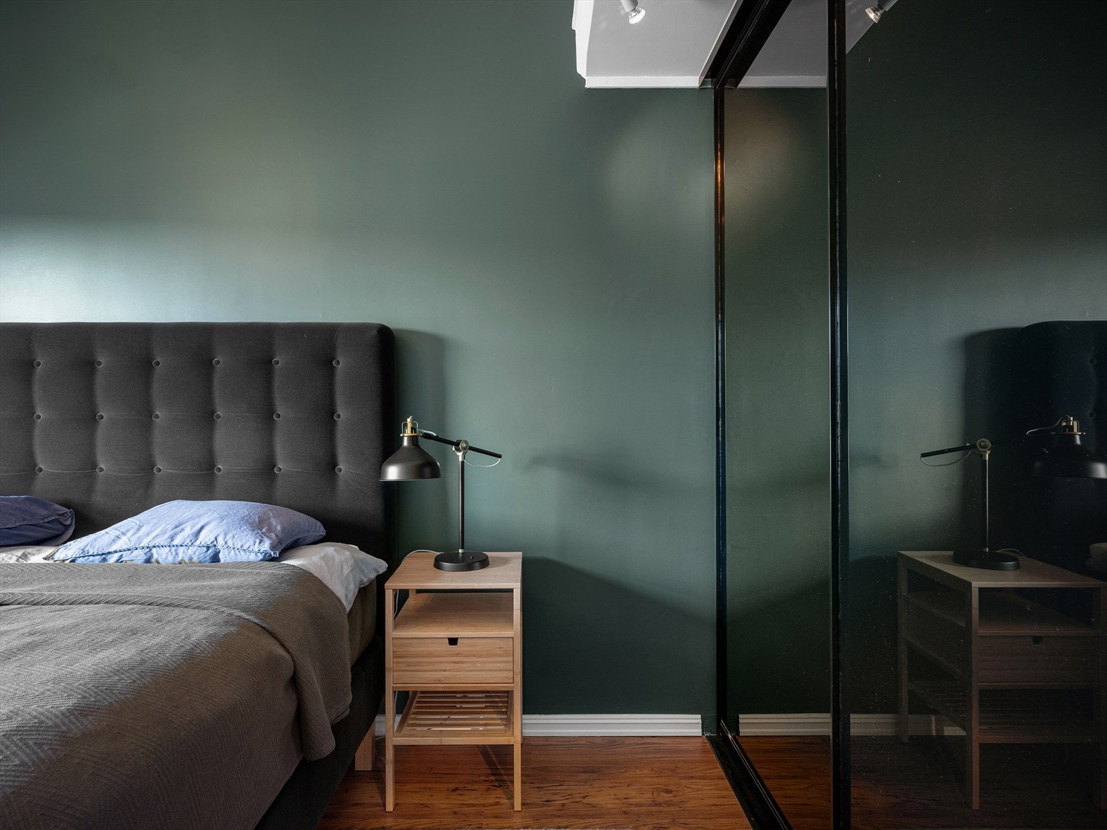 Skyvedørsgarderobe på hovedsoverom Galleribilde