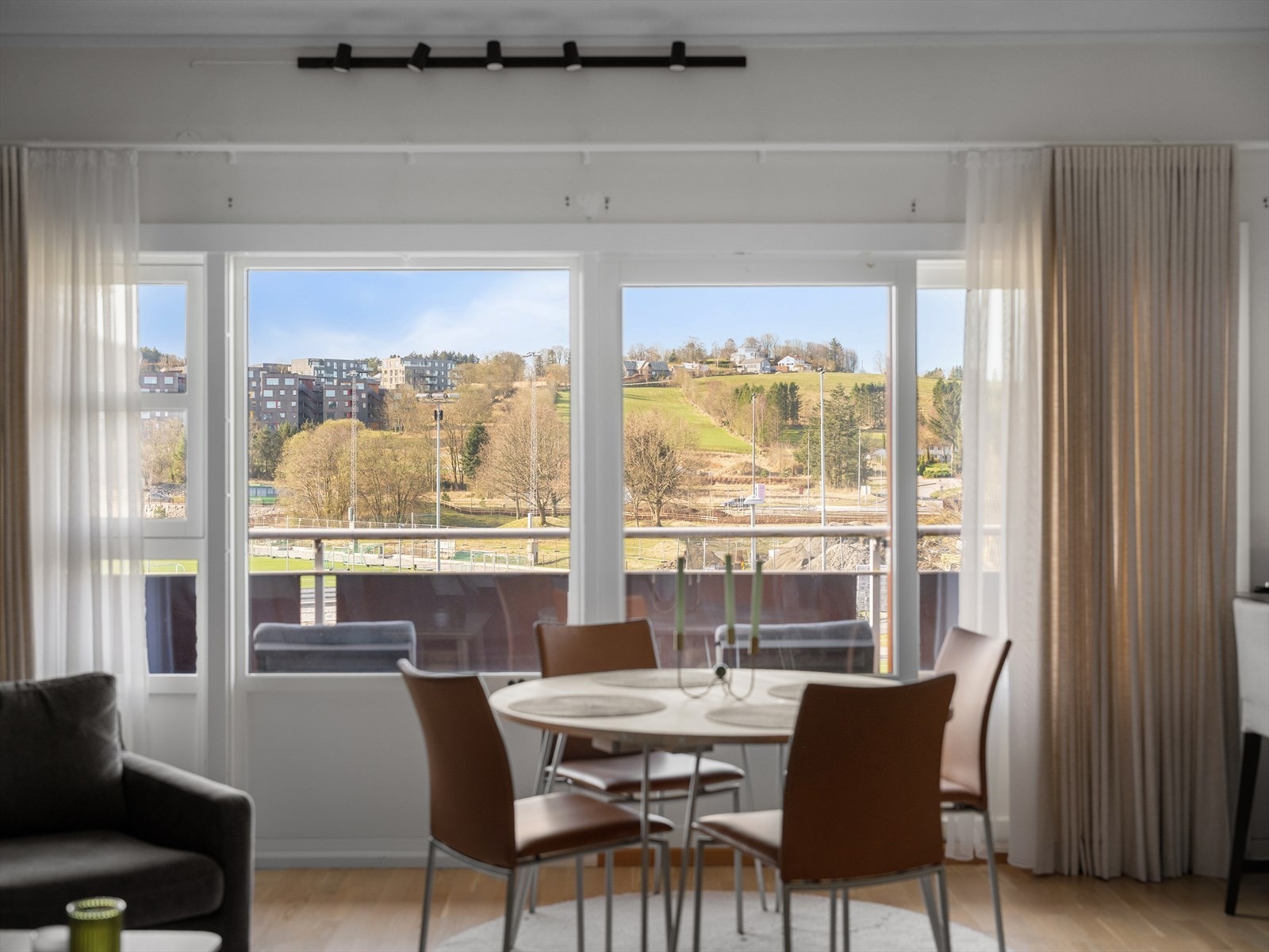 Stuen med parkett, malte veggflater og påkostet med lekre gardiner. Galleribilde