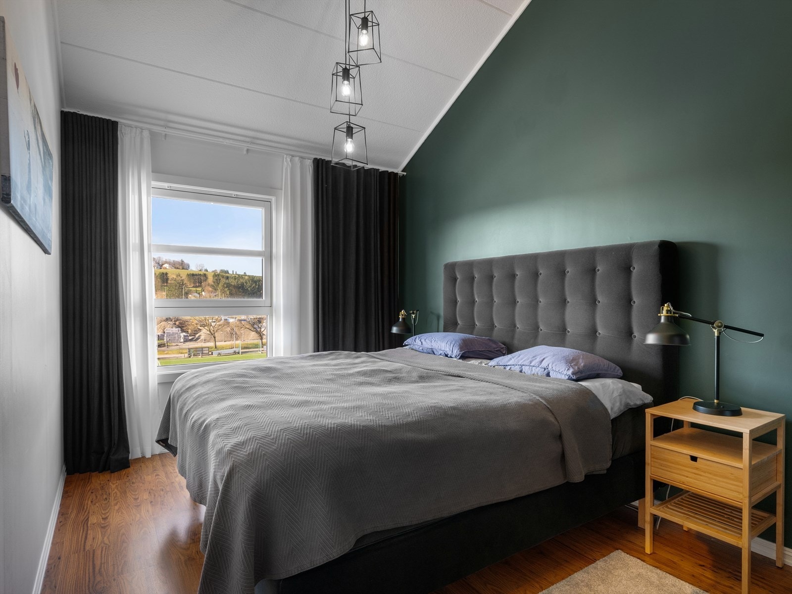 Soverom med stort vindu, godt utsyn og stilrent design. Perfekt for avslapning og gode netter. Galleribilde