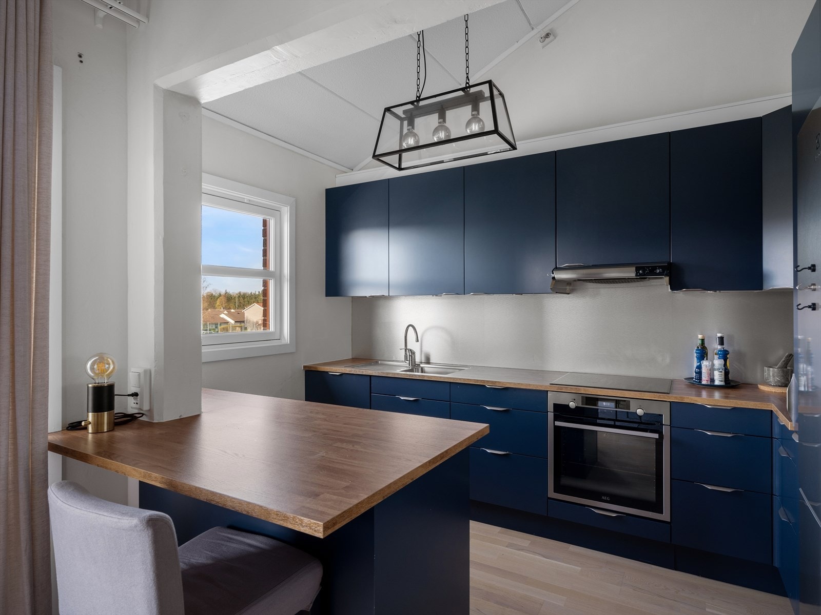 Lekkert kjøkken fra 2019 med integrerte hvitevarer Galleribilde