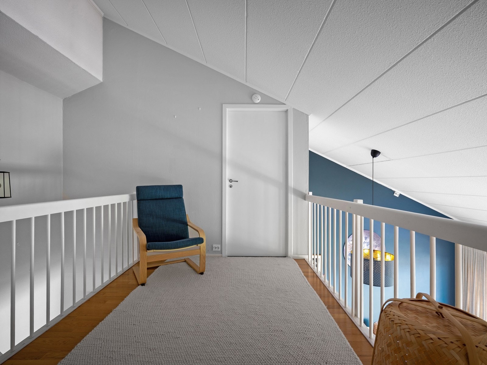 Dør viser inn til bod Galleribilde