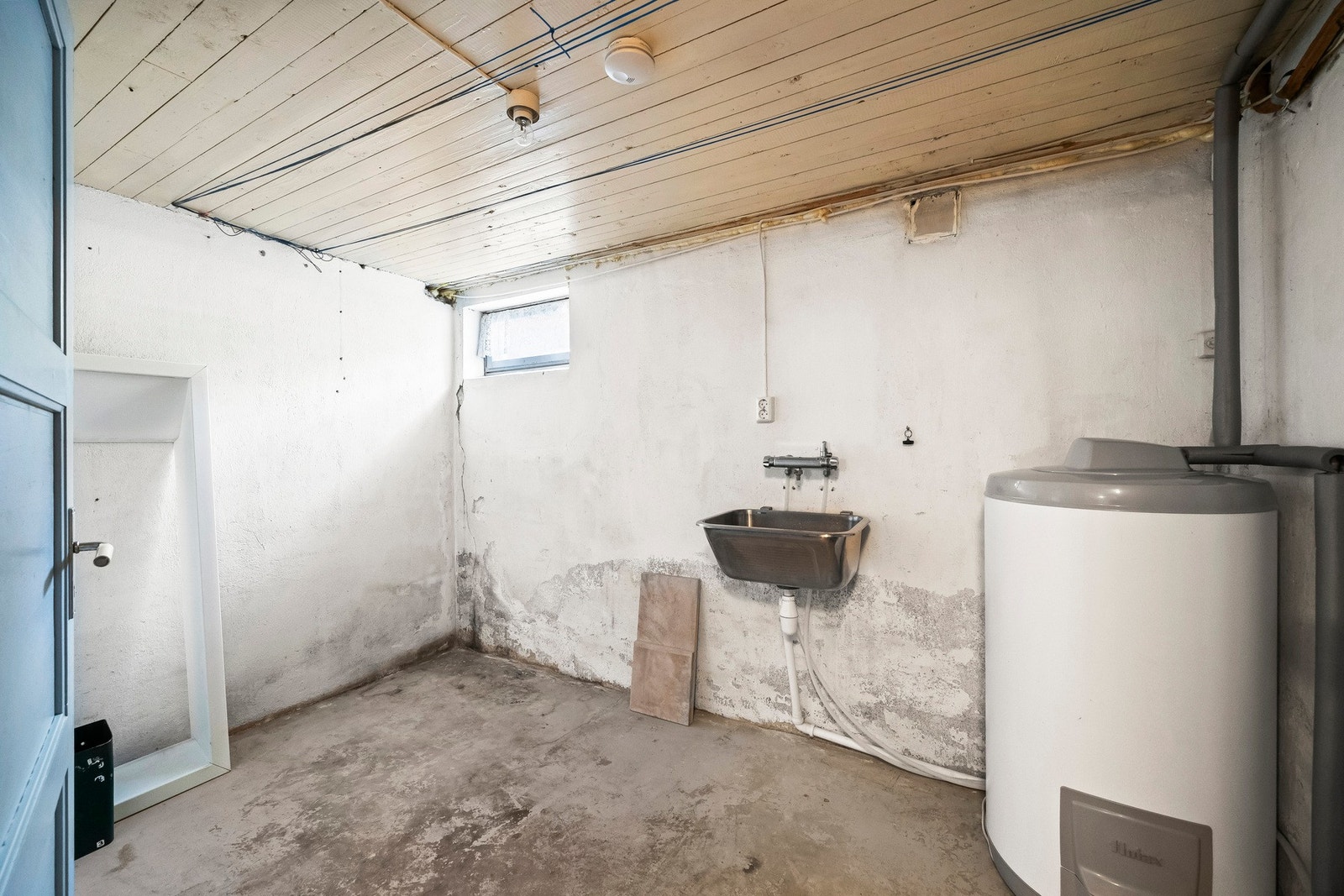 Varmtvannsbereder og utslagsvask i vaskekjeller. Galleribilde