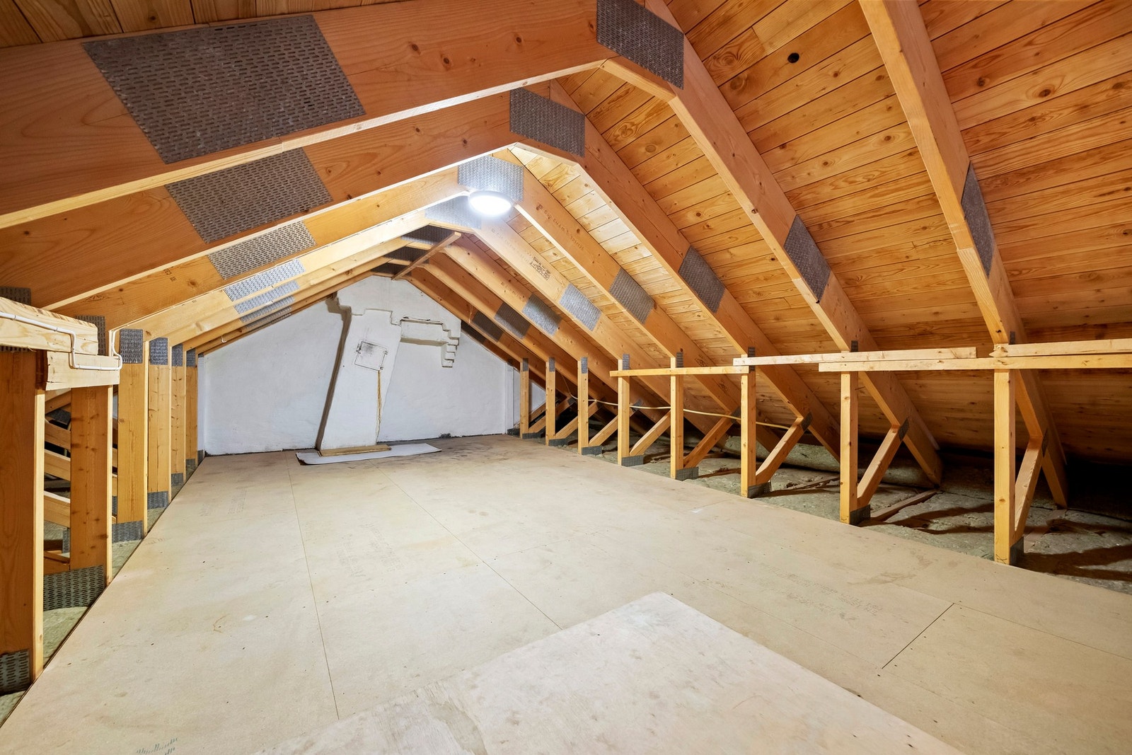 Loft med gode oppbevaringsmuligheter. Galleribilde