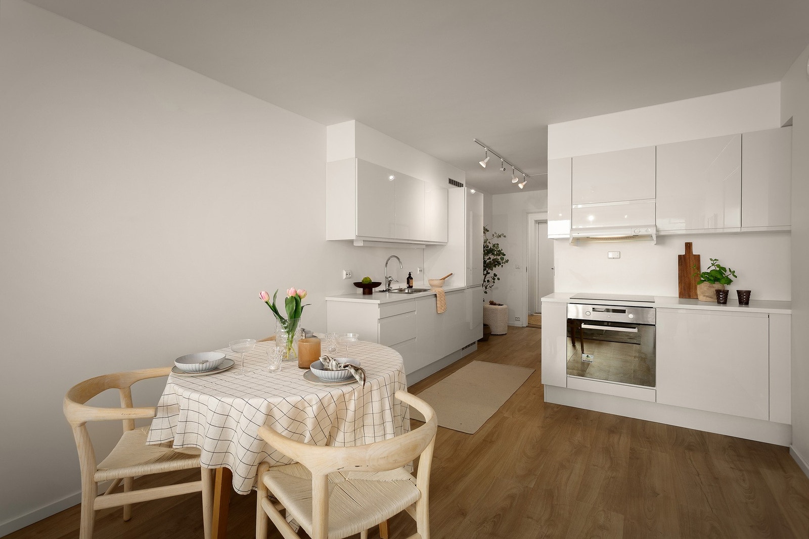 Pent kjøkken med medfølgende hvitevarer Galleribilde