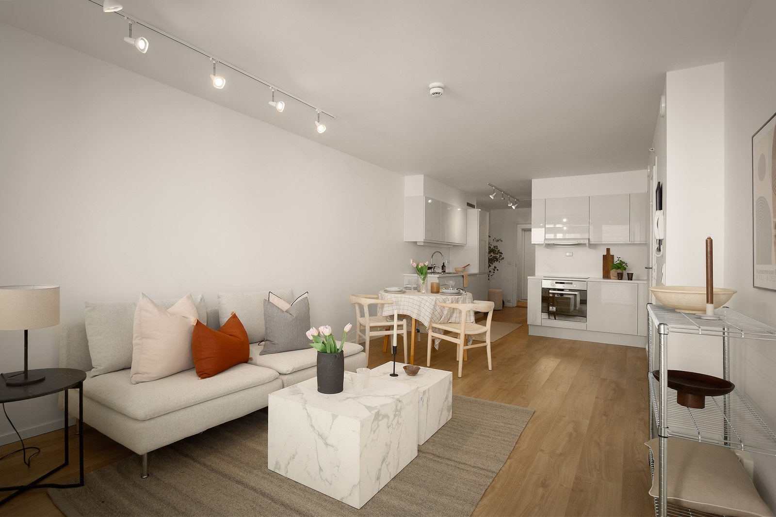 Leiligheten er malt i lyse farger og har nytt gulv i 2025 Galleribilde