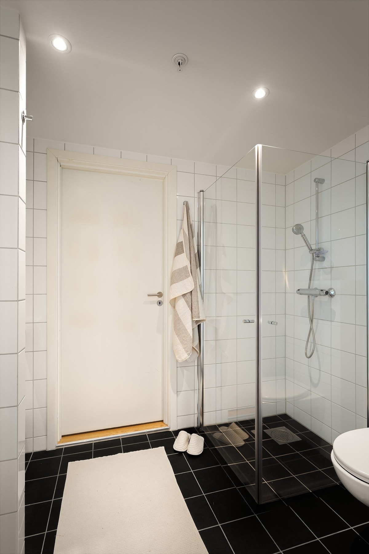 Her er det flislagt, med fjernvarme og spotter i tak Galleribilde