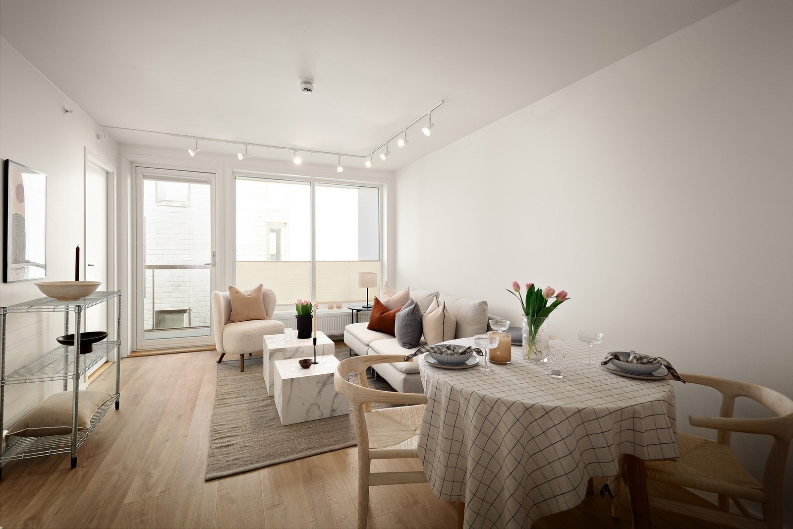 Lyst og trivelig med utgang til veranda fra stuen Galleribilde