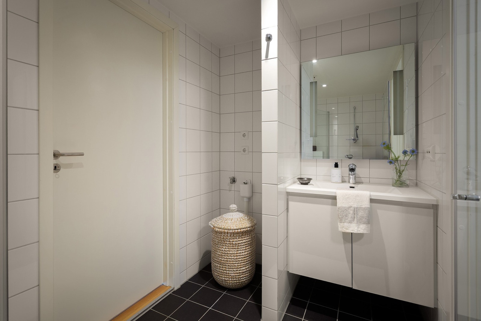 Fliselagt bad med opplegg for vaskemaskin og tørketrommel Galleribilde