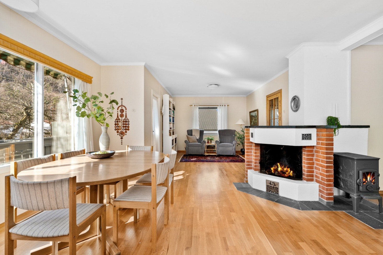 Her er både peis og vedovnen. Peisen har ikke vært i bruk på mange år. (flammer er kunstig satt til bildet) Galleribilde