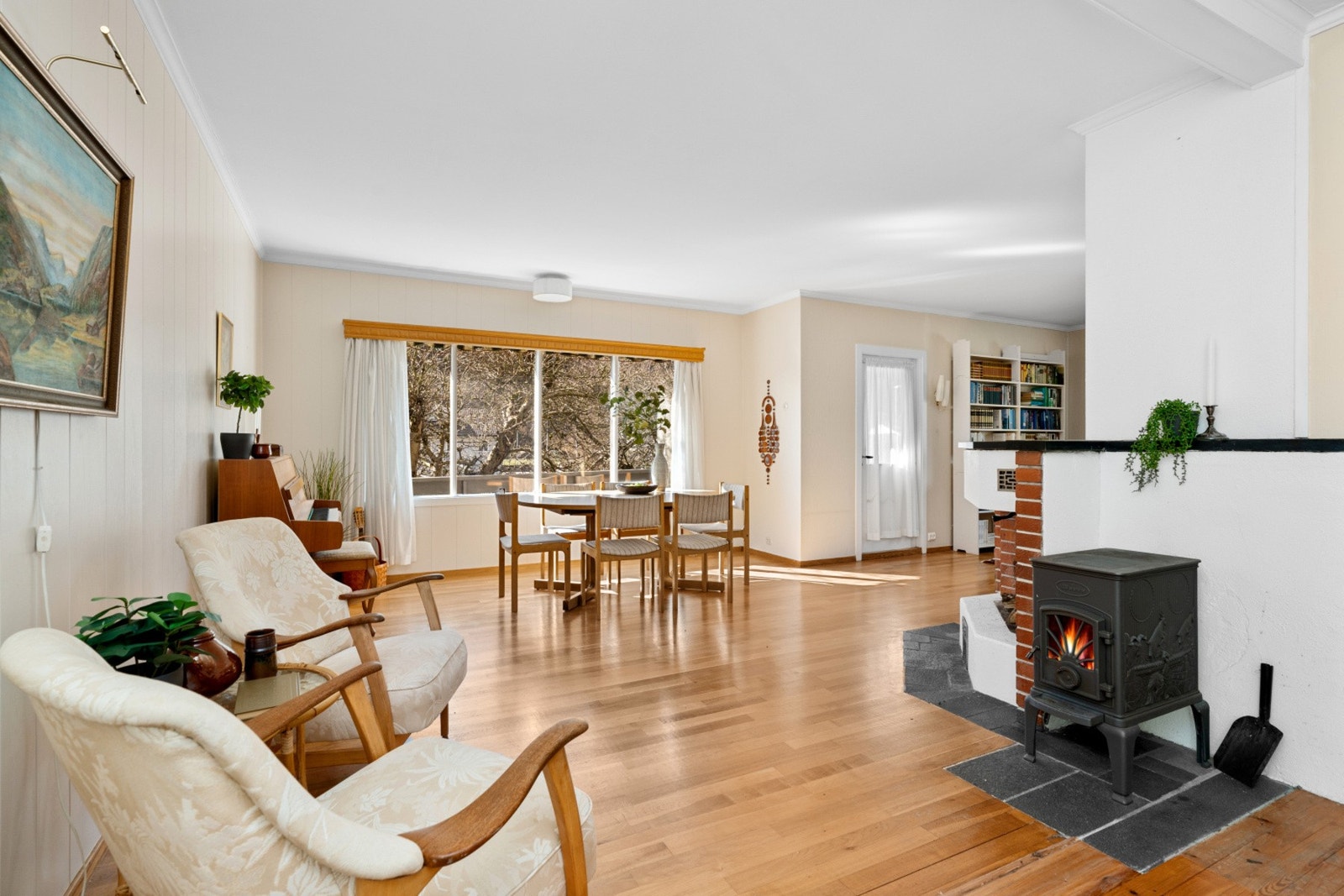 God plass i stuen - vedovn til oppvarming Galleribilde