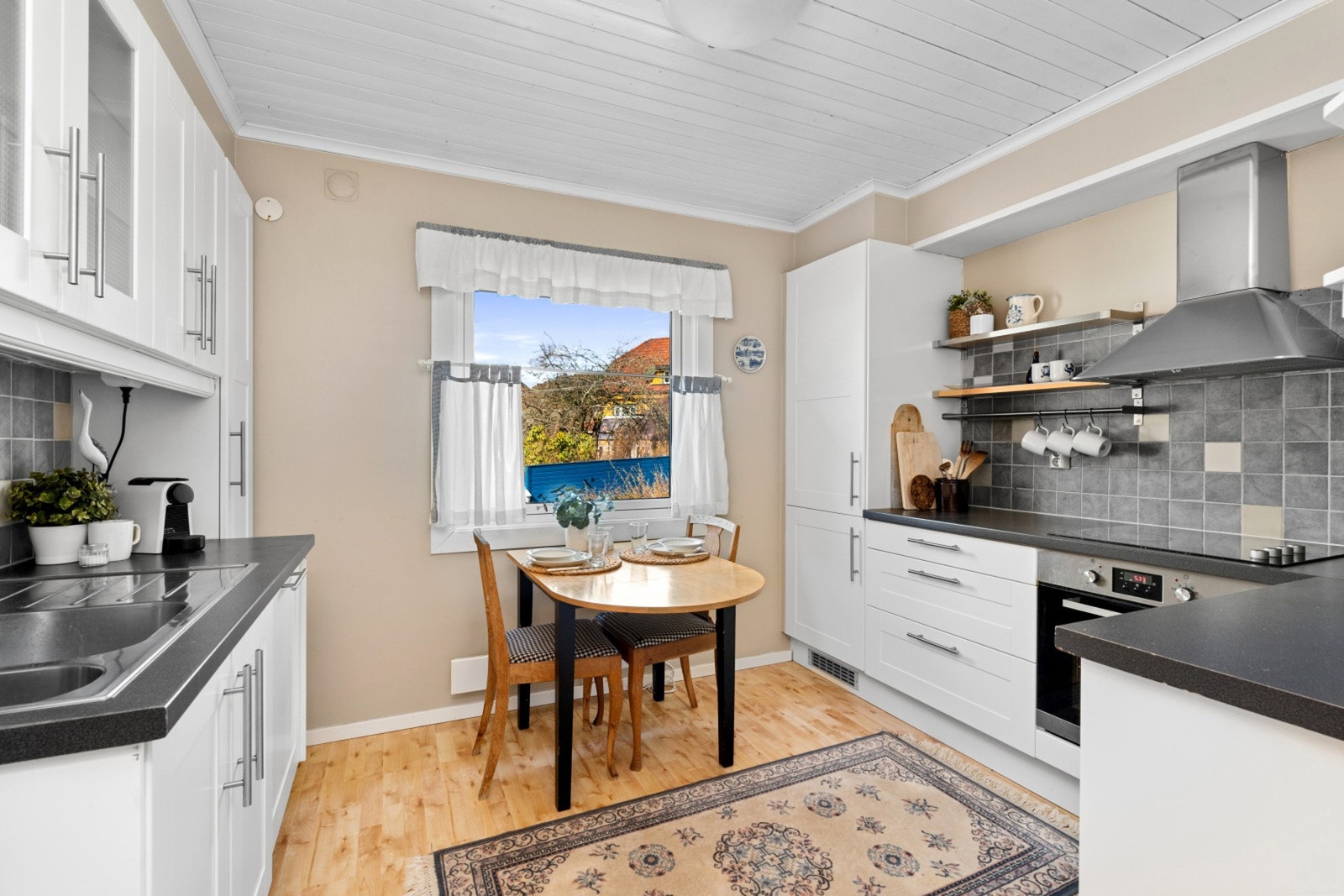 Spiseplass i kjøkken. Galleribilde