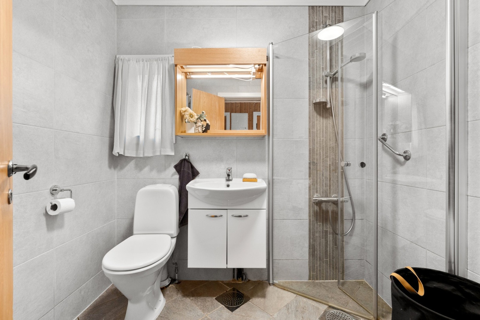 Badet i 1.etasje trenger renovering. Galleribilde