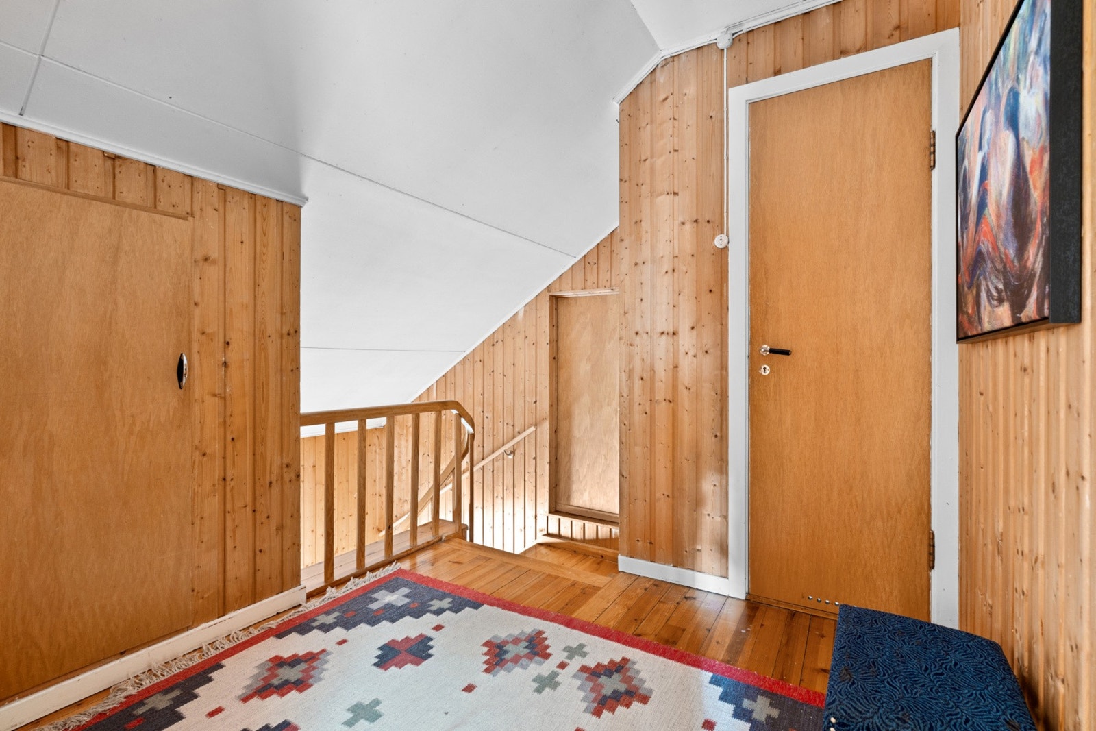 Gangen i 2. etasje med heltre gulv og panelte vegger Galleribilde