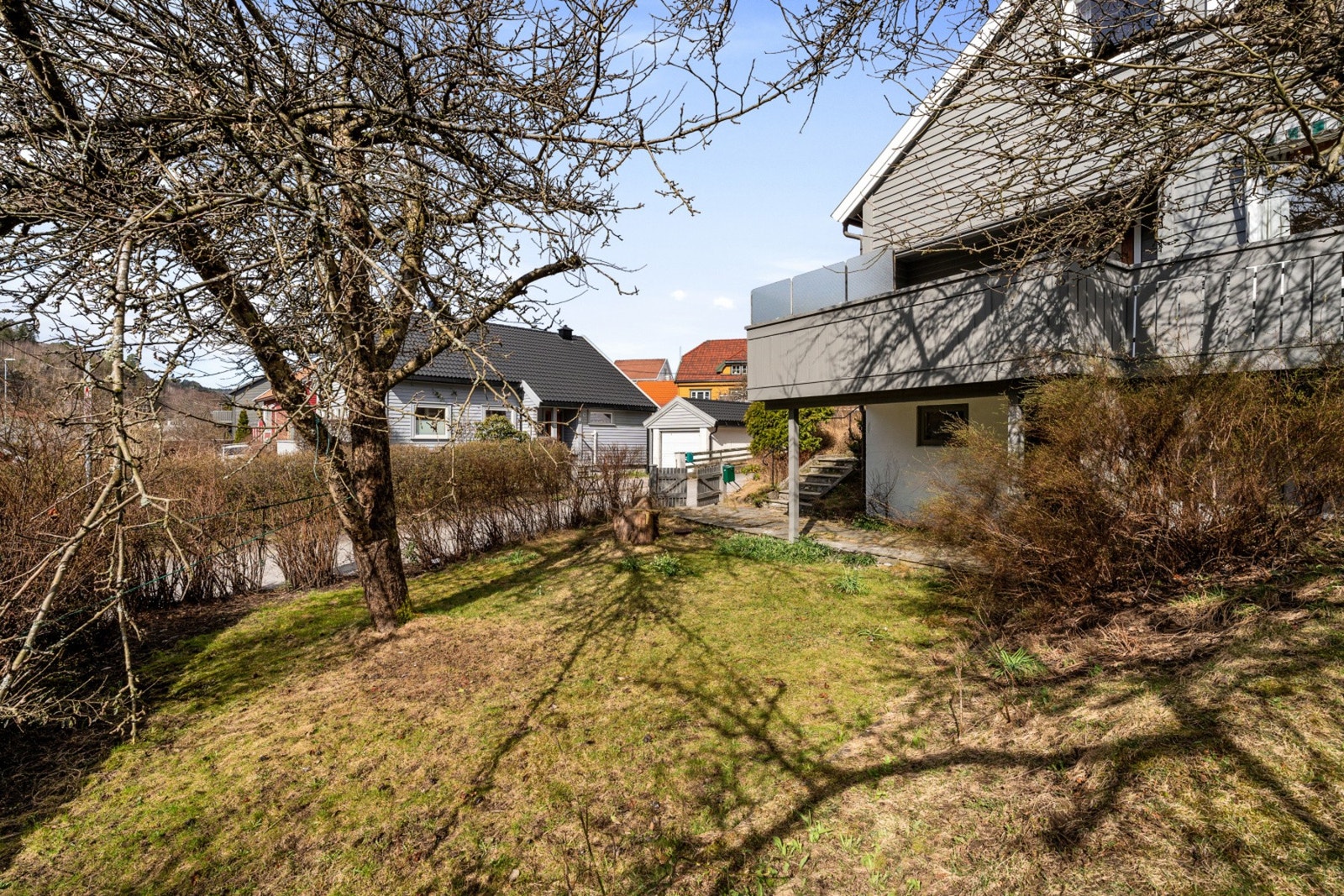 Hage med frukttrær og plass til lek for barna Galleribilde