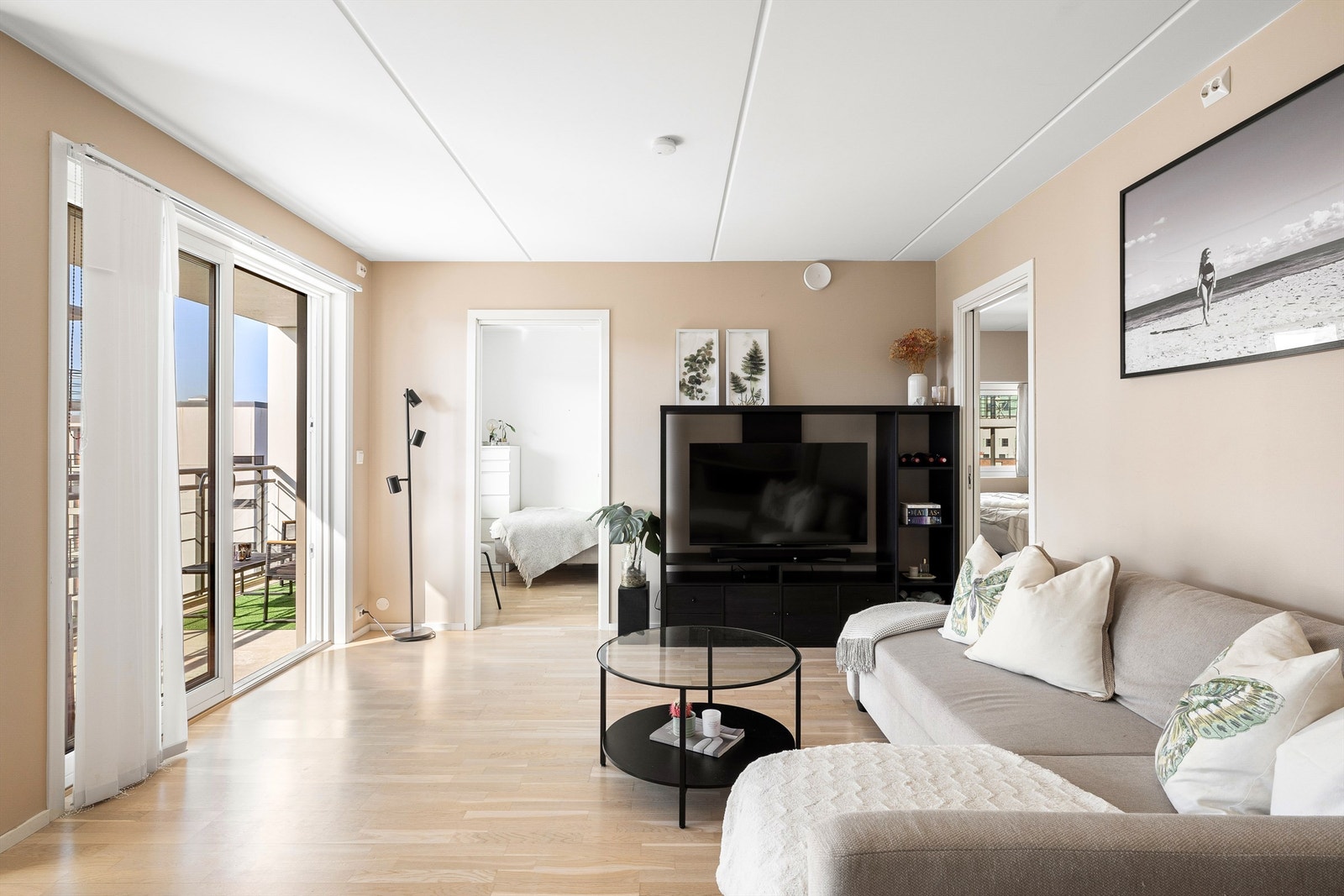 Stuen har også gode vindusflater som slipper inn mye naturliglys og gir en god romfølelse. Galleribilde