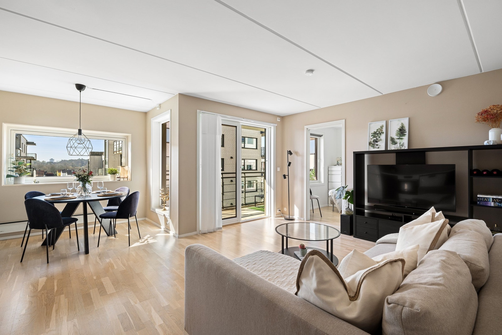 Romslig stue løsning i moderne farger hvor man også har utgang til solrik balkong. Galleribilde