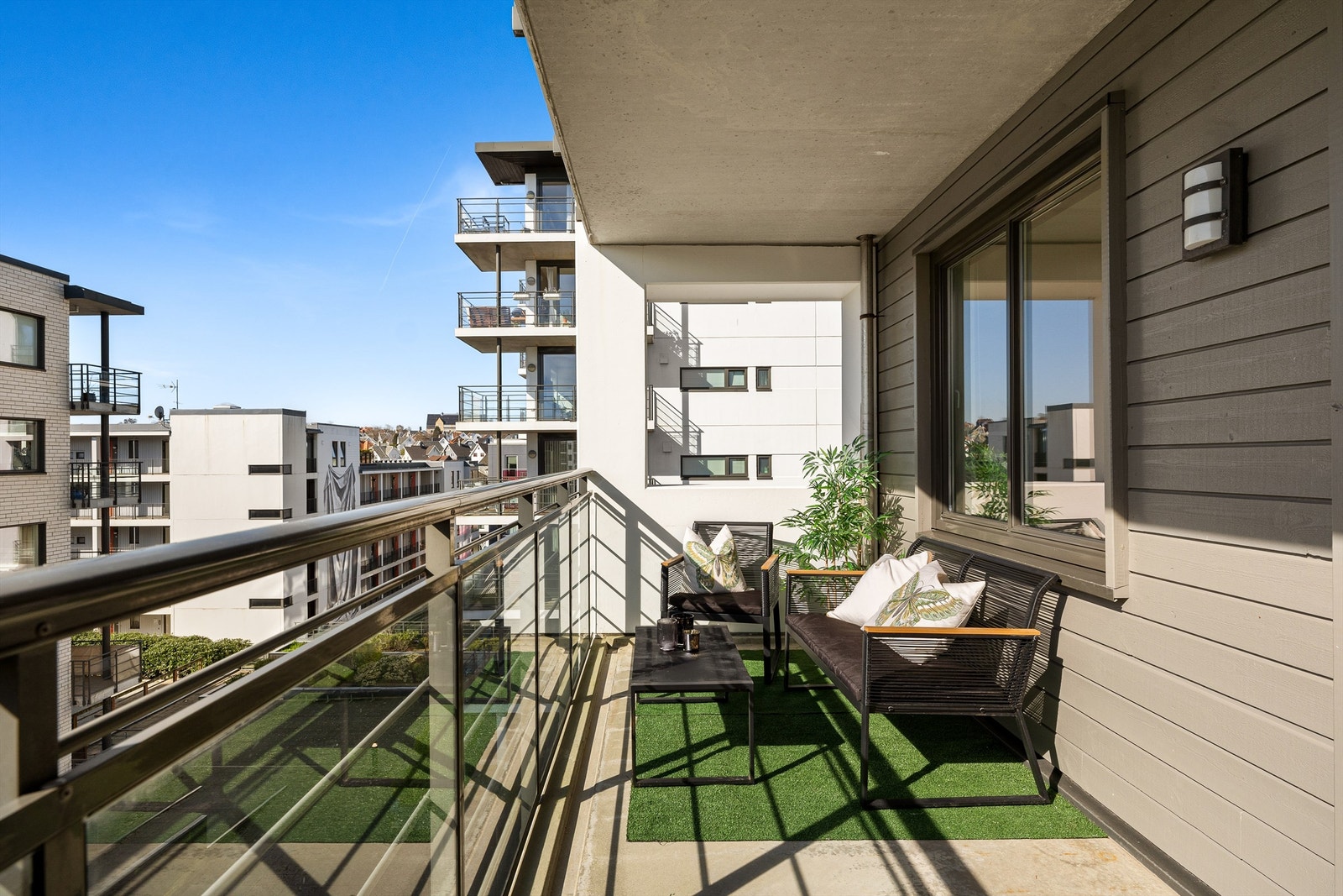 Romslig balkong med gode solforhold og plass til utemøbler. Galleribilde