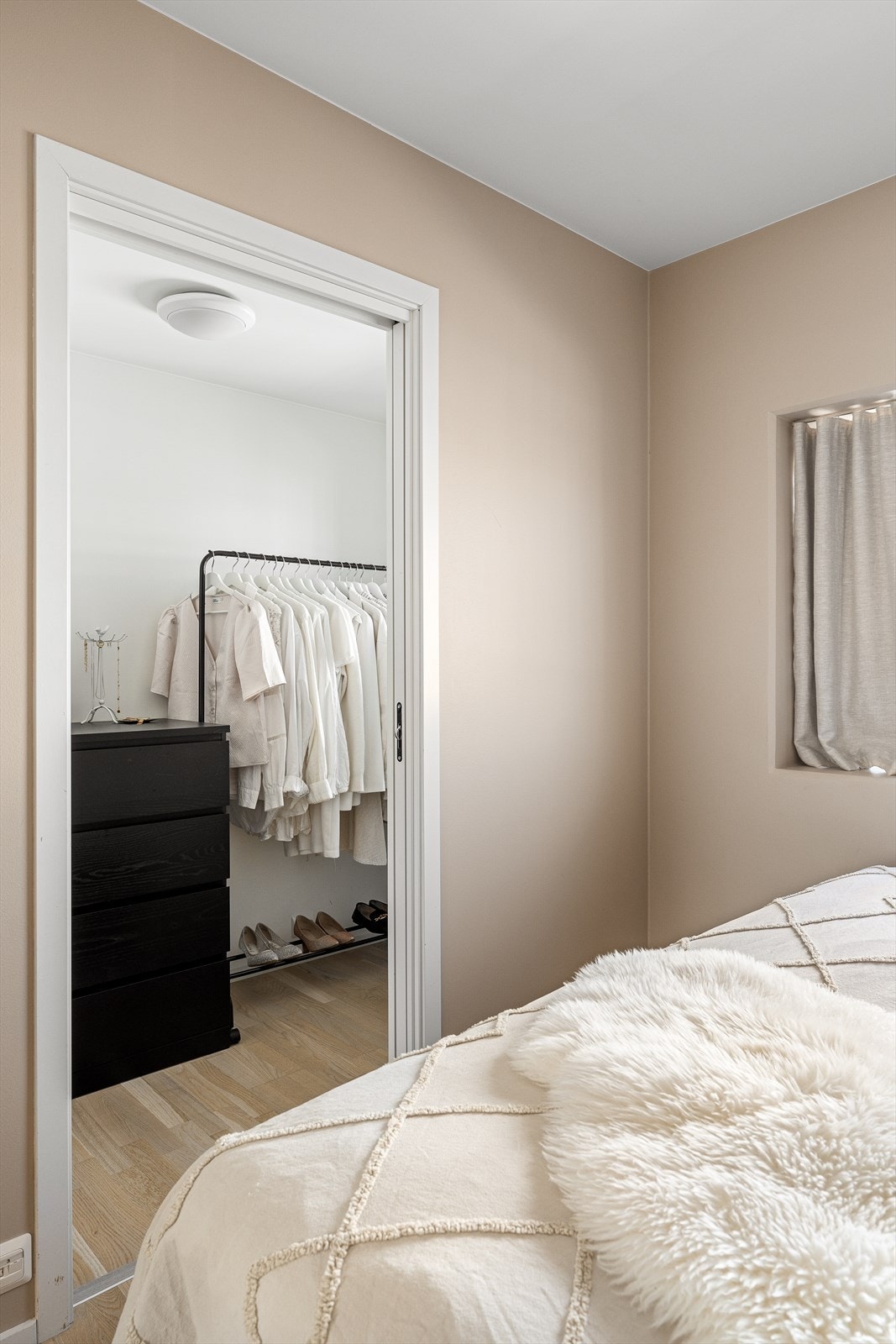 Praktisk garderoberom med god plass til oppbevaring. Galleribilde