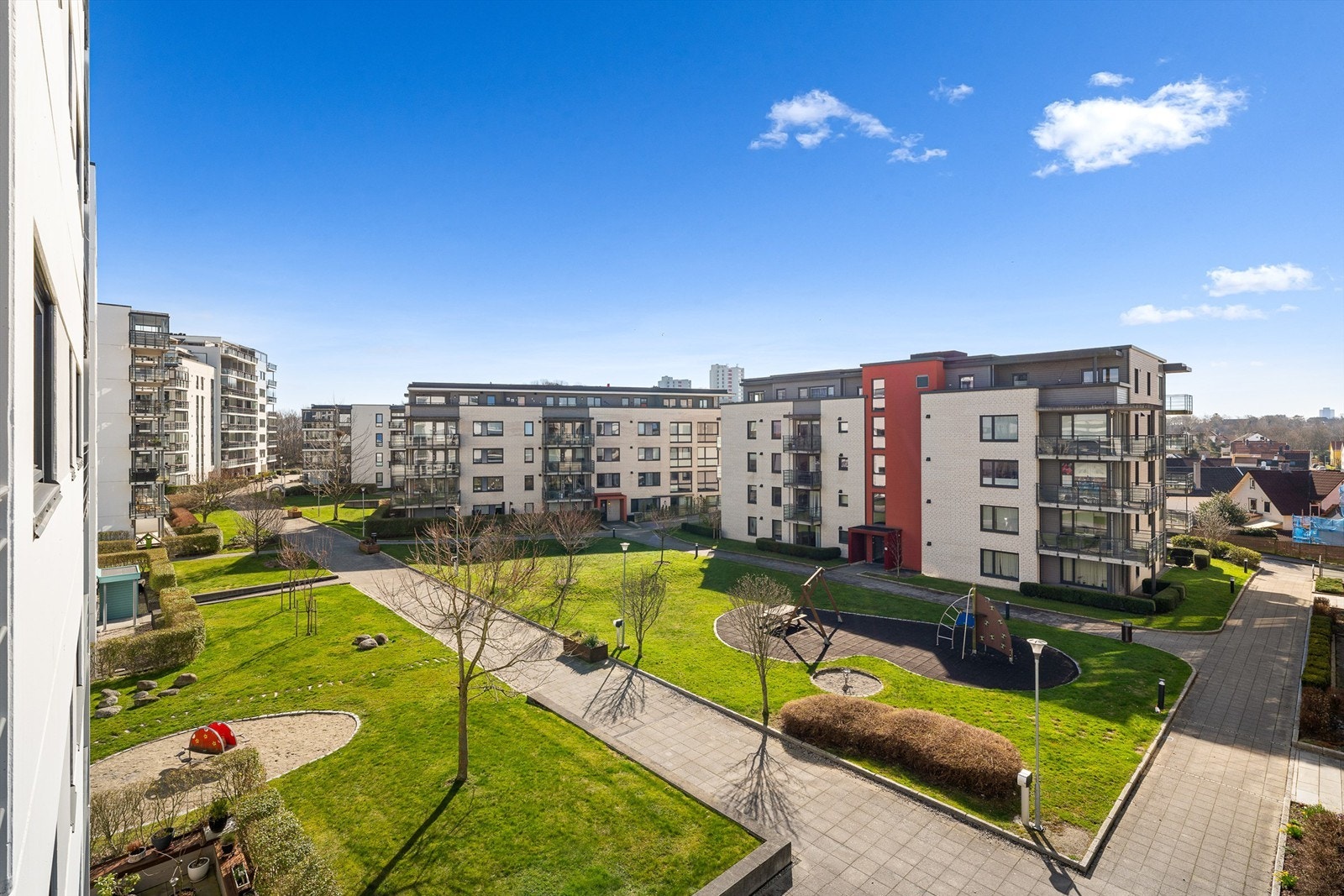 Sameiet har sammen med de andre blokkene pent opparbeidet felles og grøntområder. Galleribilde