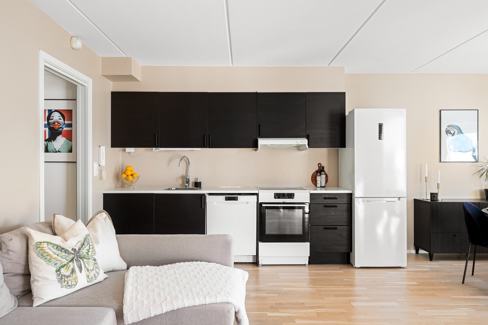 Kjøkken i sort utførelse med god lagringsplass i form av over- og underskap. Galleribilde