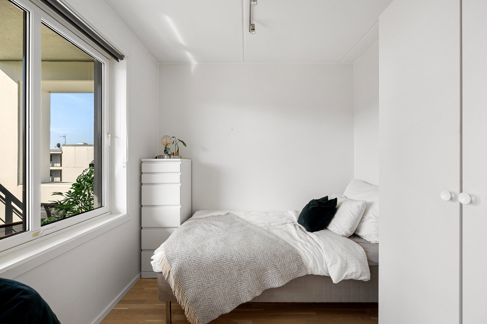 Soverom nr 2. Også her er det god plass til garderobeskap. Galleribilde