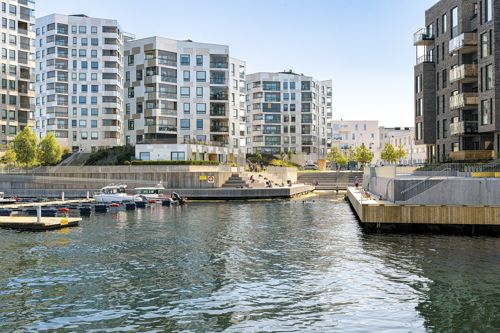 Leiligheten ligger i umiddelbar nærhet til badebrygge samt flotte turområder i Godalen. Galleribilde