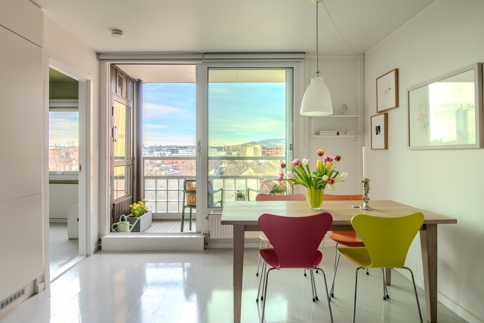 Stuen preges av store vindusflater og en skyvedør ut til balkongen, som slipper inn rikelig med naturlig lys. Galleribilde