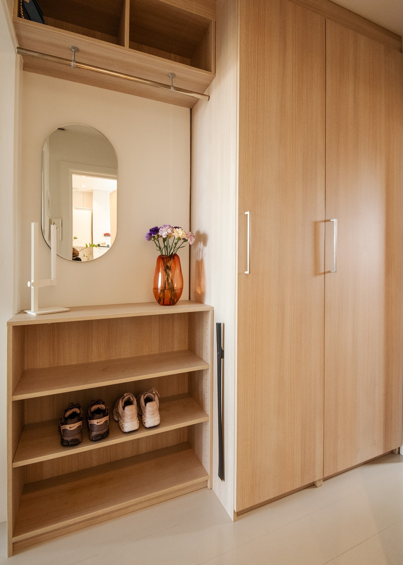 I 2020 ble det montert en stilren, plassbygd garderobeløsning i boligens entré, som både tilfører eksklusivitet og gir svært god oppbevaringsplass. Galleribilde