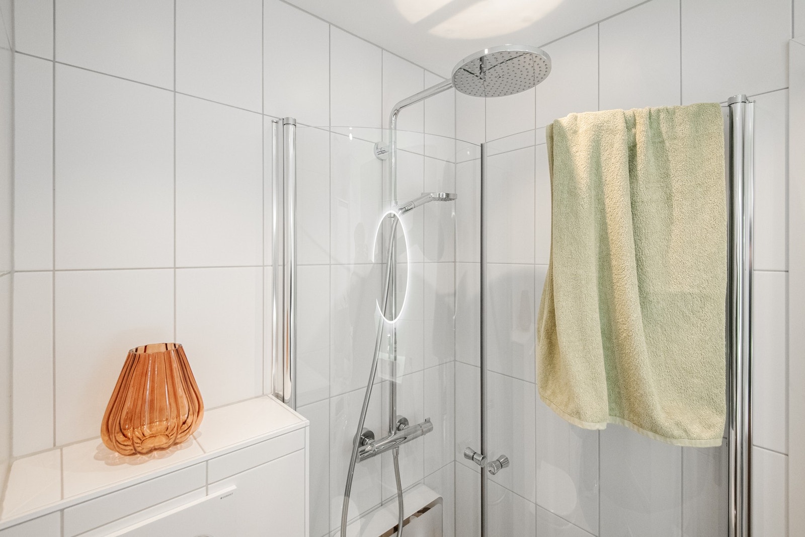 Baderomsinnredningen ble også fornyet i 2019 med ny servant med underskap, dusjhjørne og vegghengt speil, samt nytt opplegg for vaskemaskin. Galleribilde