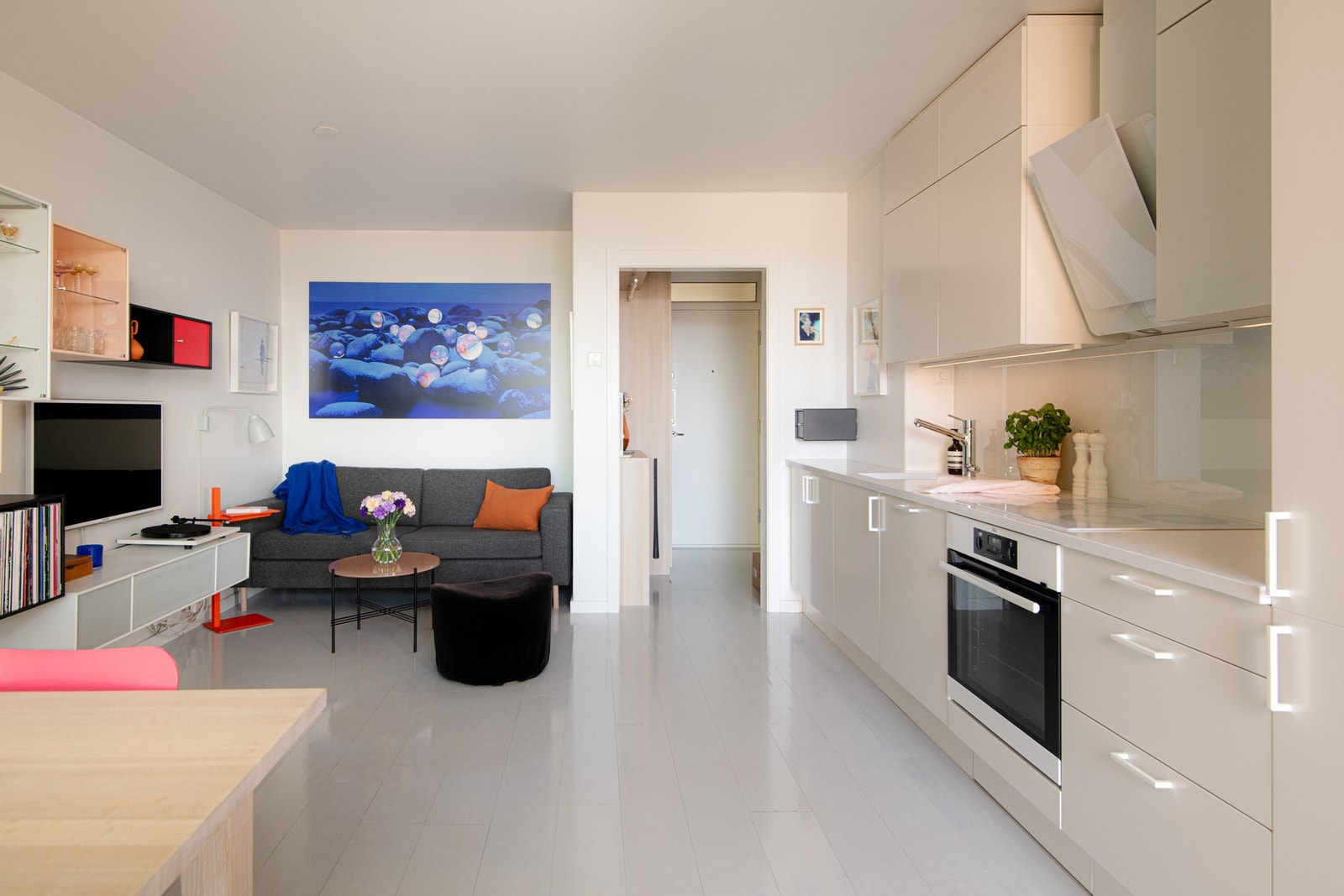 Stuen ligger i en åpen og innbydende løsning mot kjøkkenet, noe som bidrar til en sosial og praktisk planløsning. Galleribilde