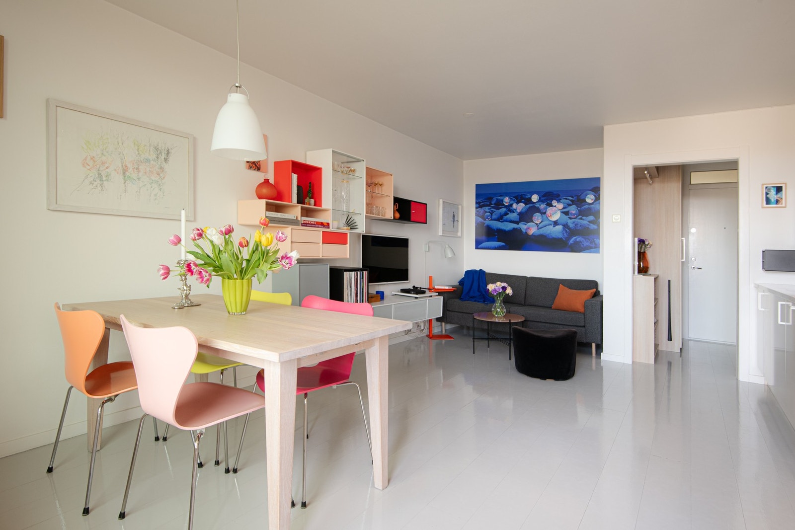 Her finnes det gode innredningsmuligheter, med plass til å dele rommet inn i to naturlige soner med en hyggelig TV-krok og en romslig spiseplass. Galleribilde