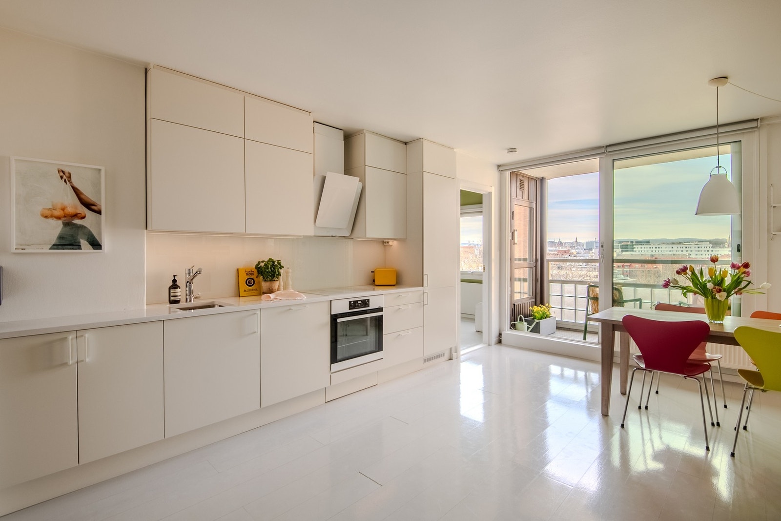 Dette er en lys og gjennomført 2-roms beliggende i et svært attraktivt og populært borettslag på Enerhaugen. Galleribilde