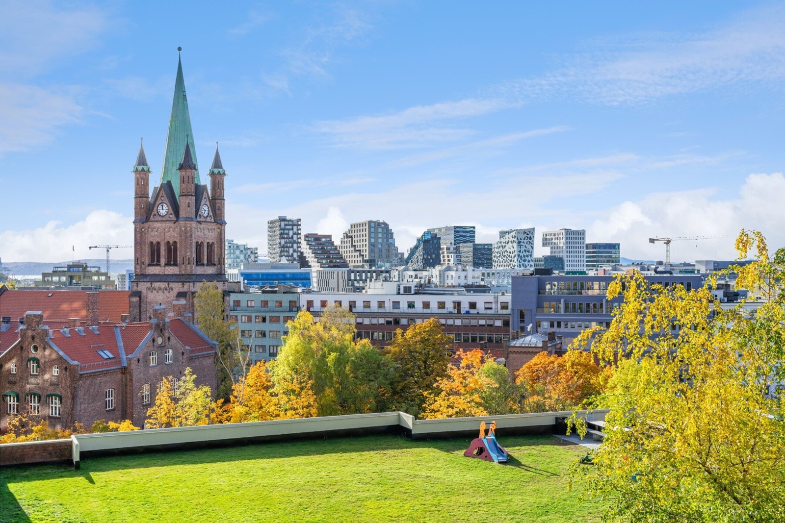Leiligheten ligger i et sentralt og urbant boligområde og tilbyr mange gode fasiliteter som egen park/hage, klatrevegg, grillmuligheter, parsellhager m.m. Galleribilde