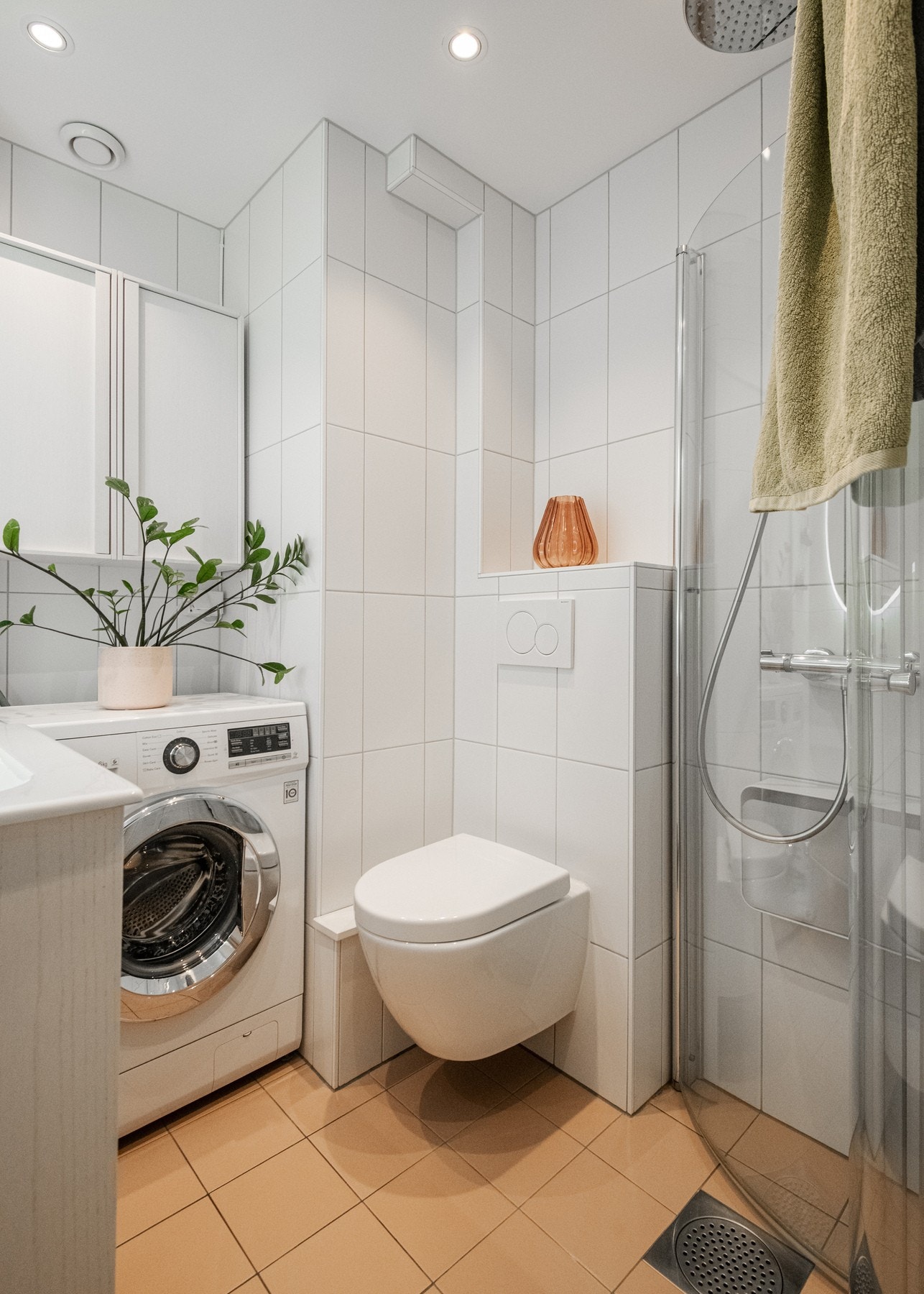 Selger har satt inn en vaskemaskin som er noe grunnere i dybden enn vanlig for å spare plass. Denne medfølger leiligheten. Galleribilde