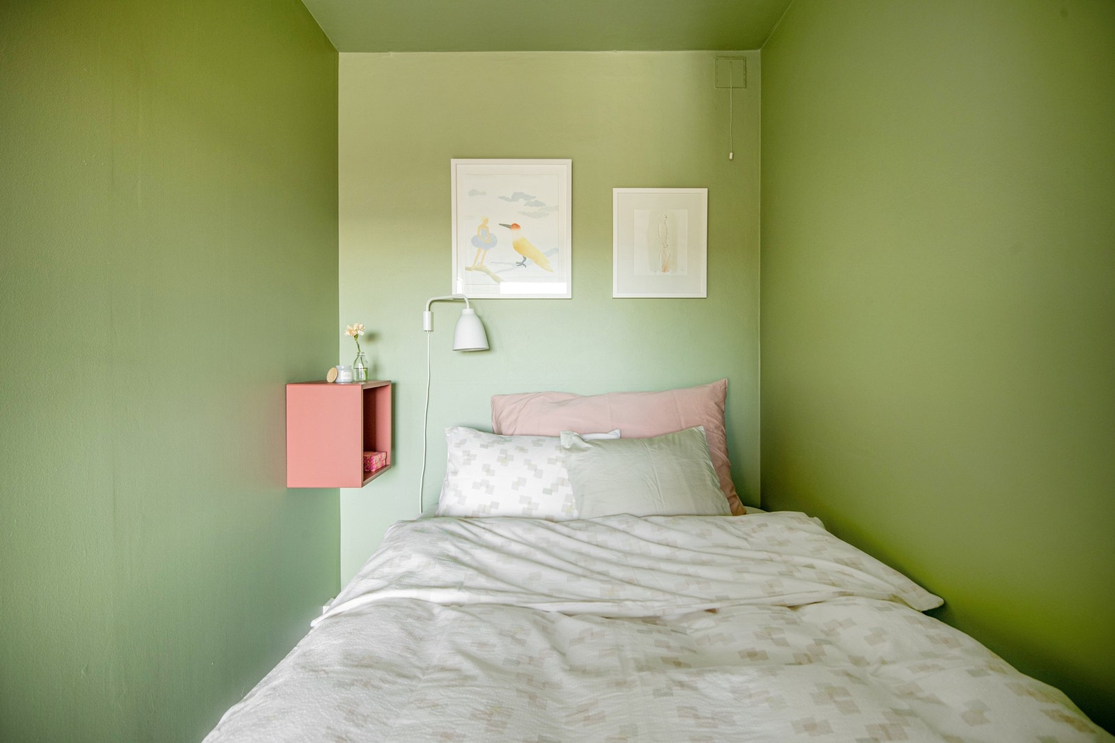 Soverommet er av god størrelse og gir fint rom for dobbeltseng, nattbord og øvrig møblement. Galleribilde