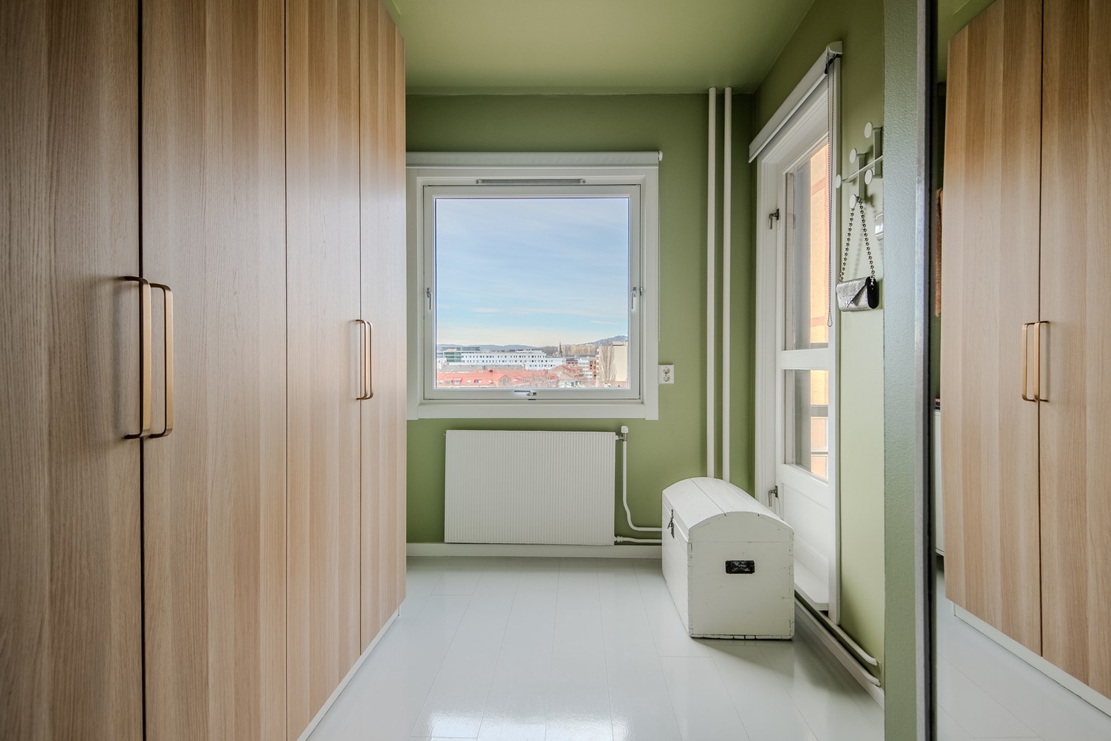 Dagens garderobe ble satt inn i 2022 og byr på rikelig med lagringsplass. Galleribilde