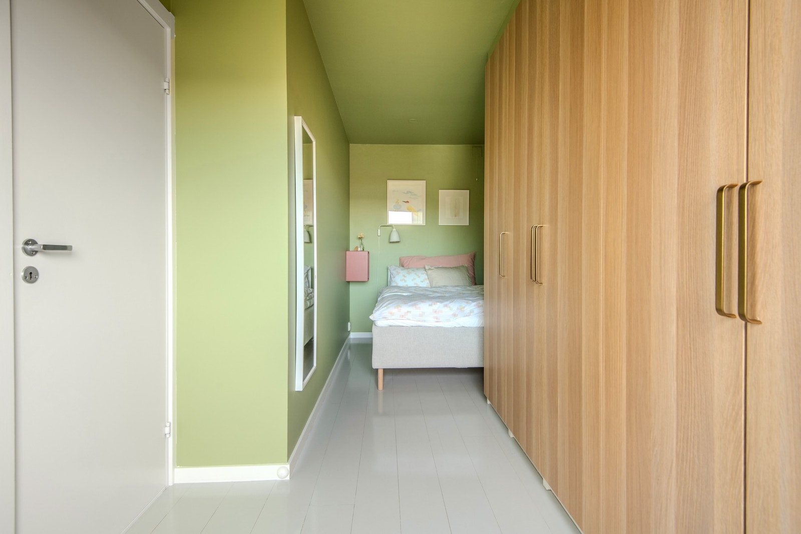 Moderne fargepalett som gir rommet personlighet og ro. Parkettgulvet ble i likhet med resterende overflater malt i 2022. Galleribilde