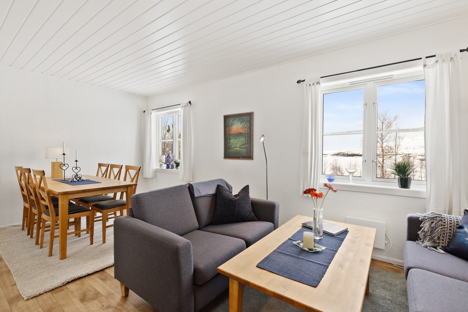 Stuen er lys og innbydende Galleribilde