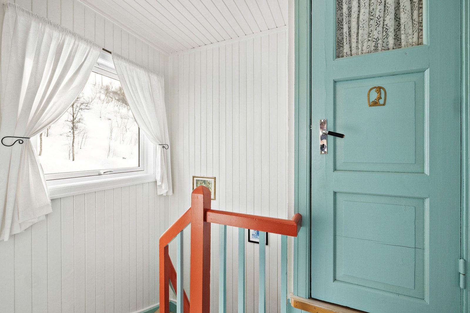 2.etasje består av gang, toalettrom og 3 soverom Galleribilde