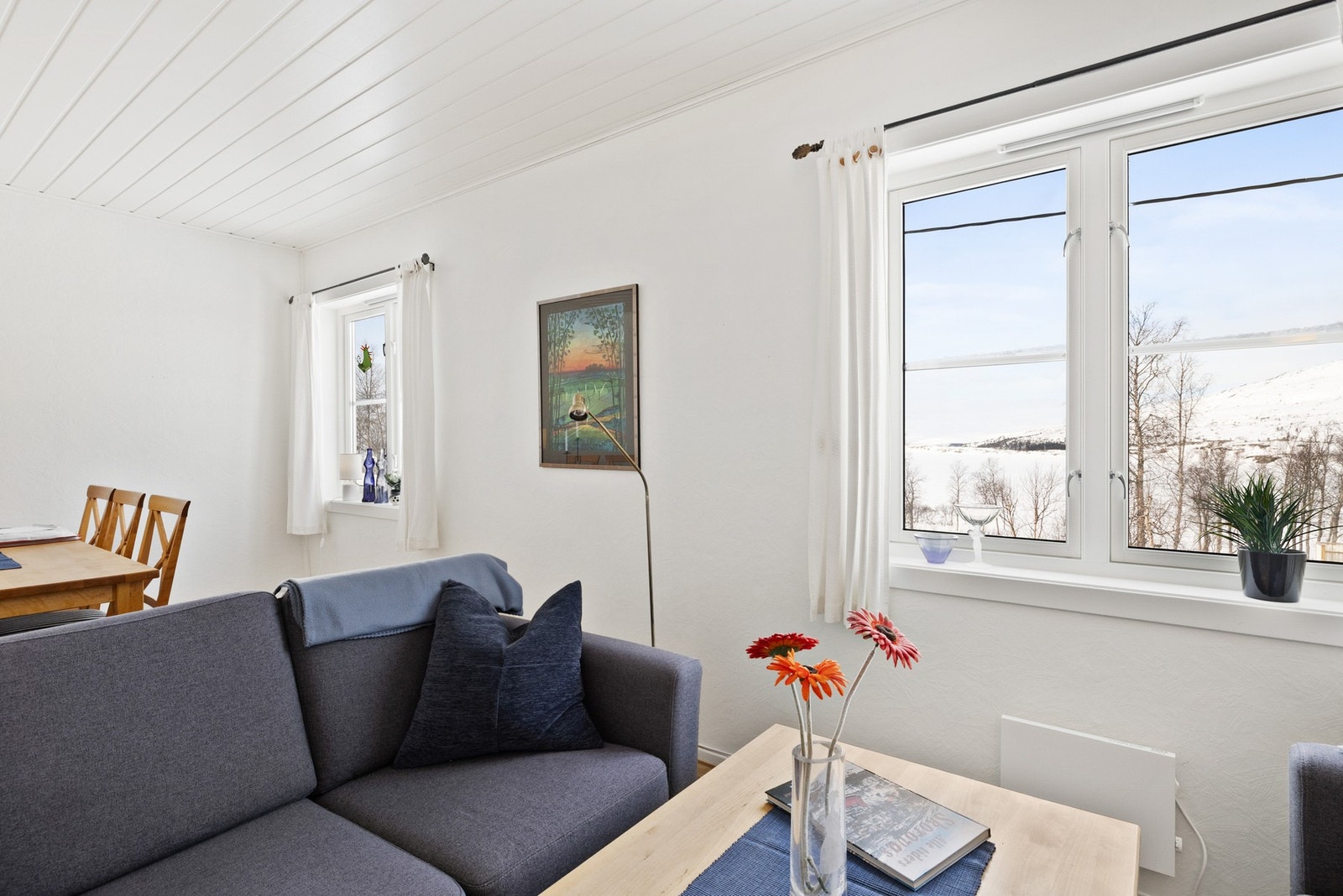 Det er godt lysinnslipp til rommet Galleribilde