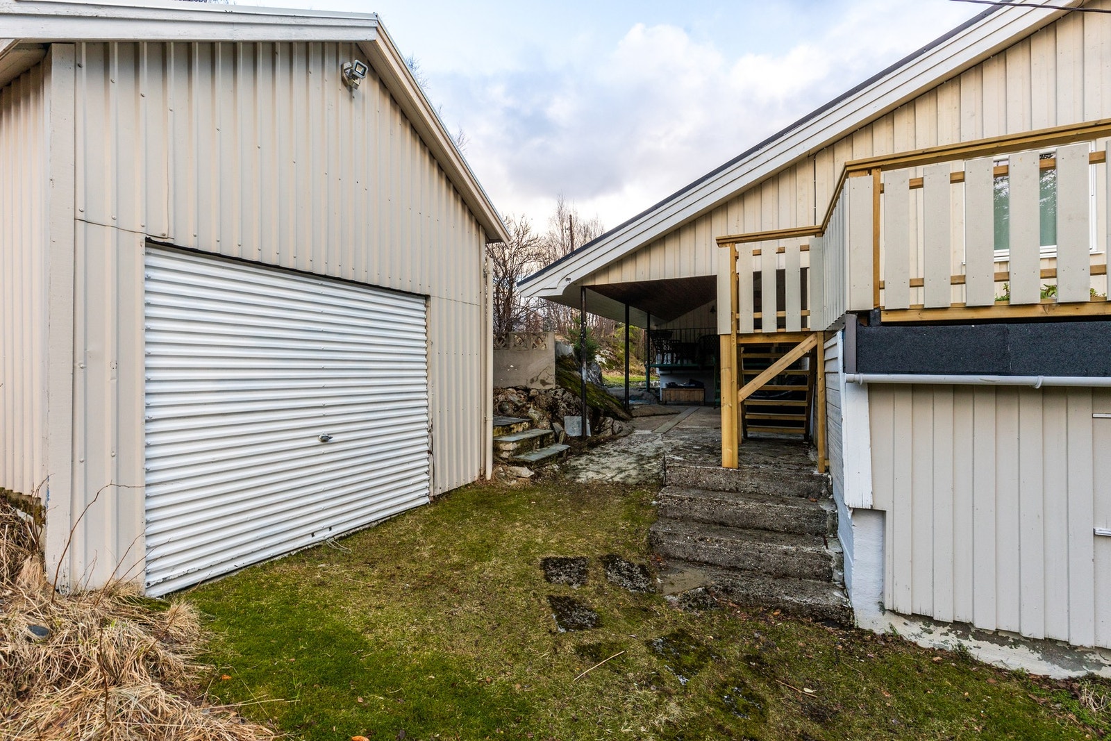 Det er 2 garasjer på eiendommen Galleribilde