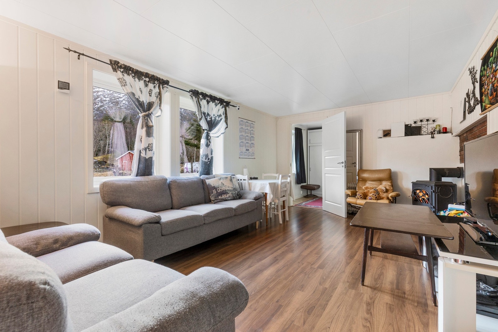 Boligen har en innredet sokkel som pr. dags dato er utleid Galleribilde