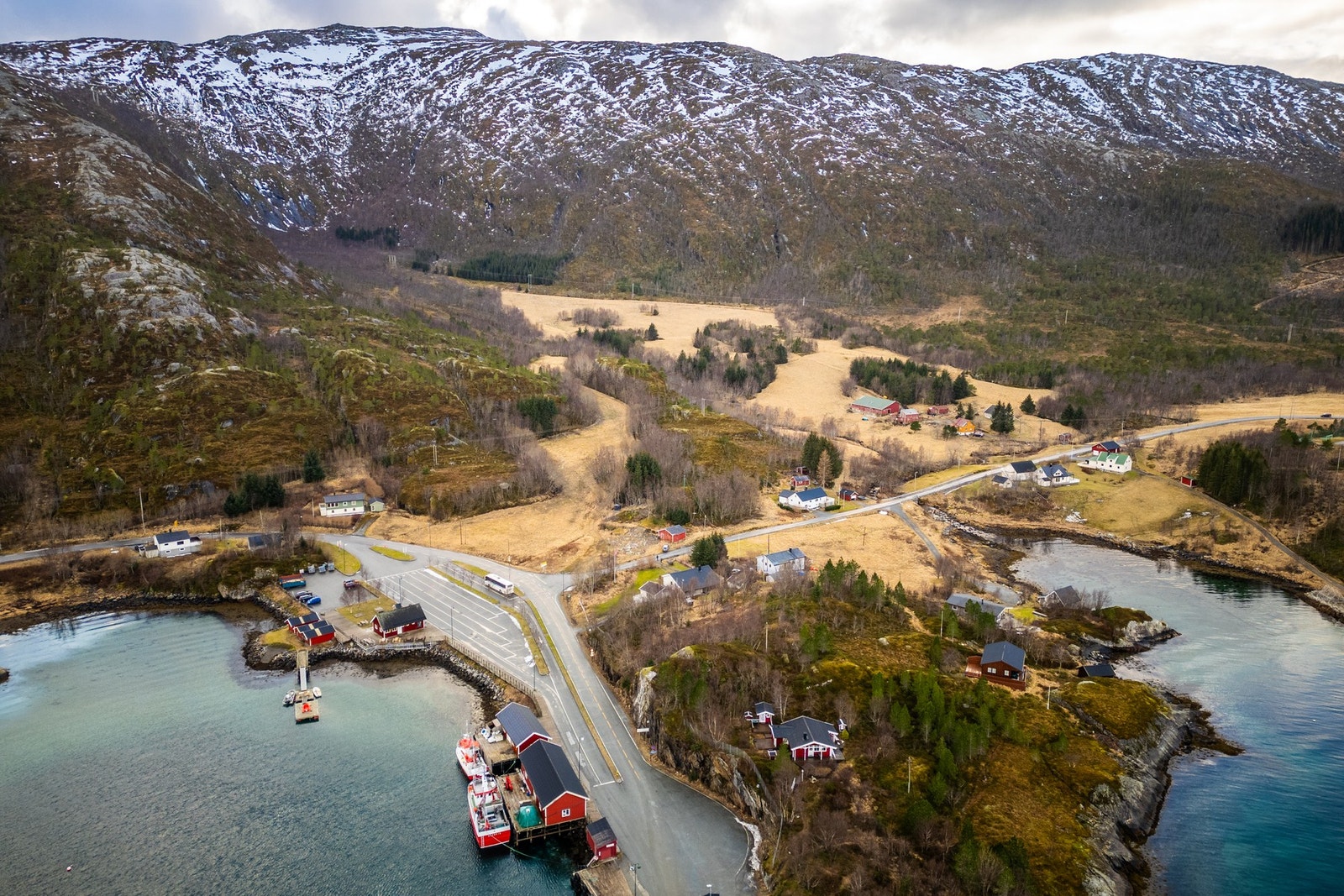 Området tilbyr rike muligheter for friluftsliv, inkludert fiske, fotturer og båtliv Galleribilde