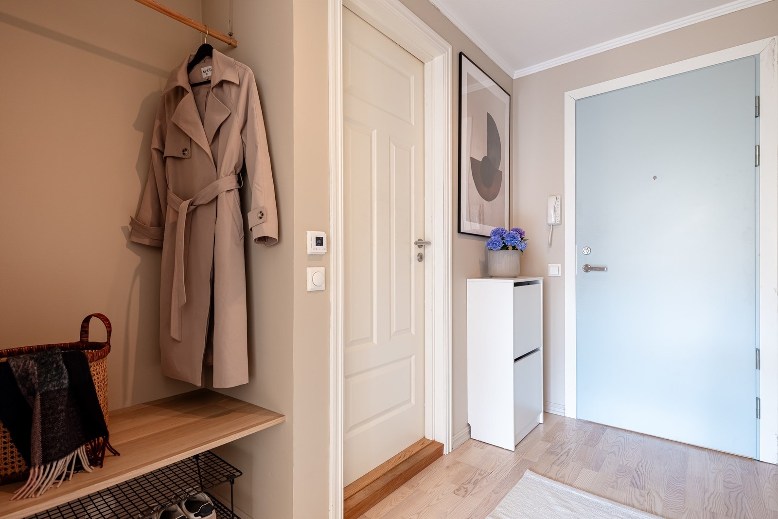 Plass til oppheng av ytterklær og skotøy i gangen. Galleribilde