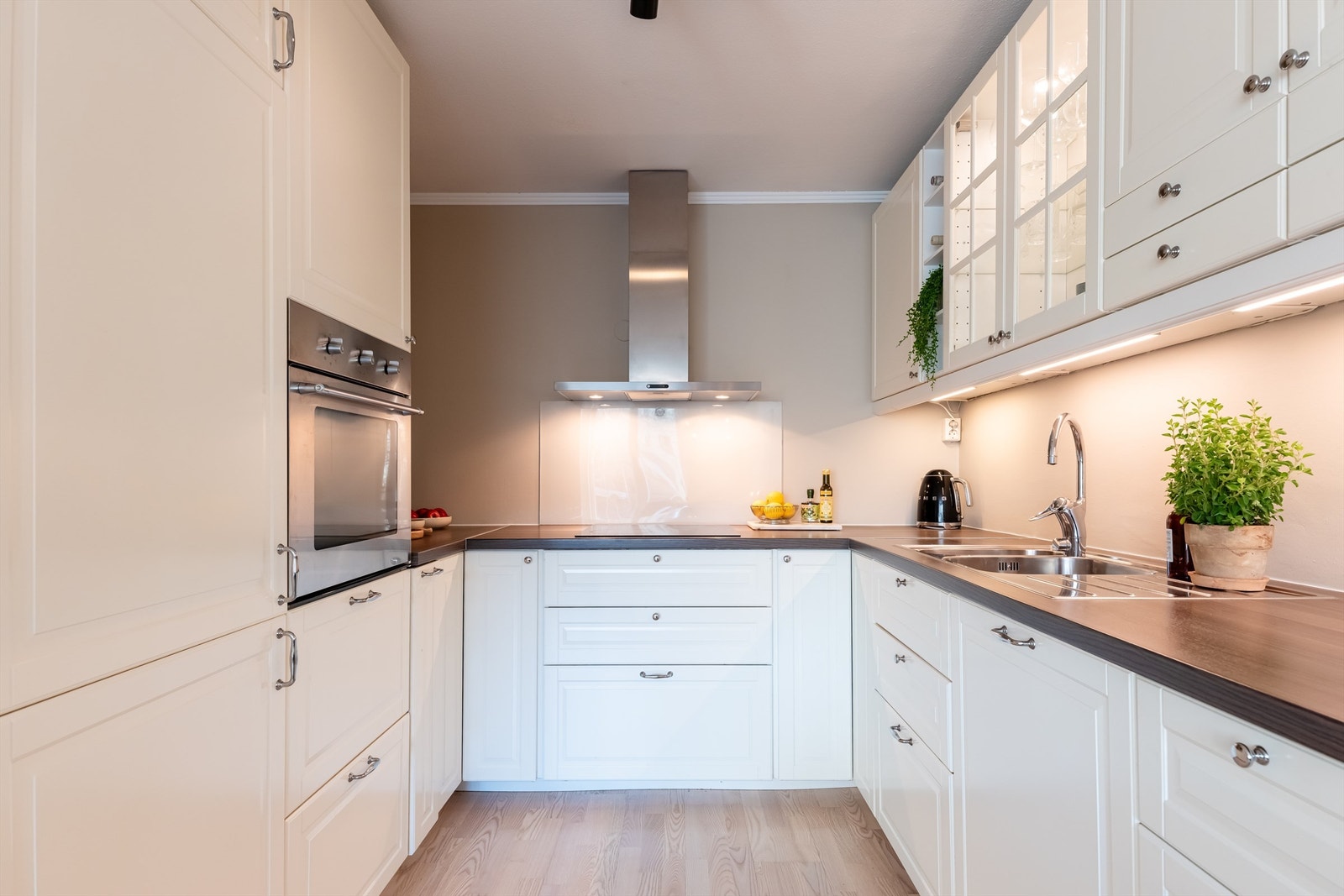 Delikat kjøkkeninnredning med profilerte fronter fra 2013. Galleribilde