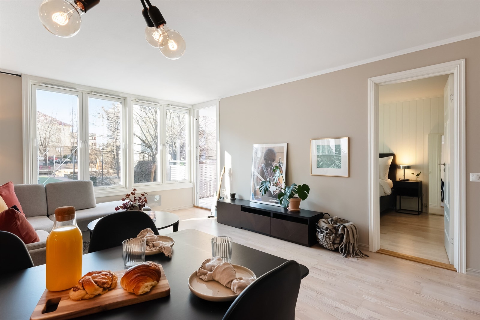 Leiligheten ble nylig malt i en lun og harmonisk beigetone. Galleribilde