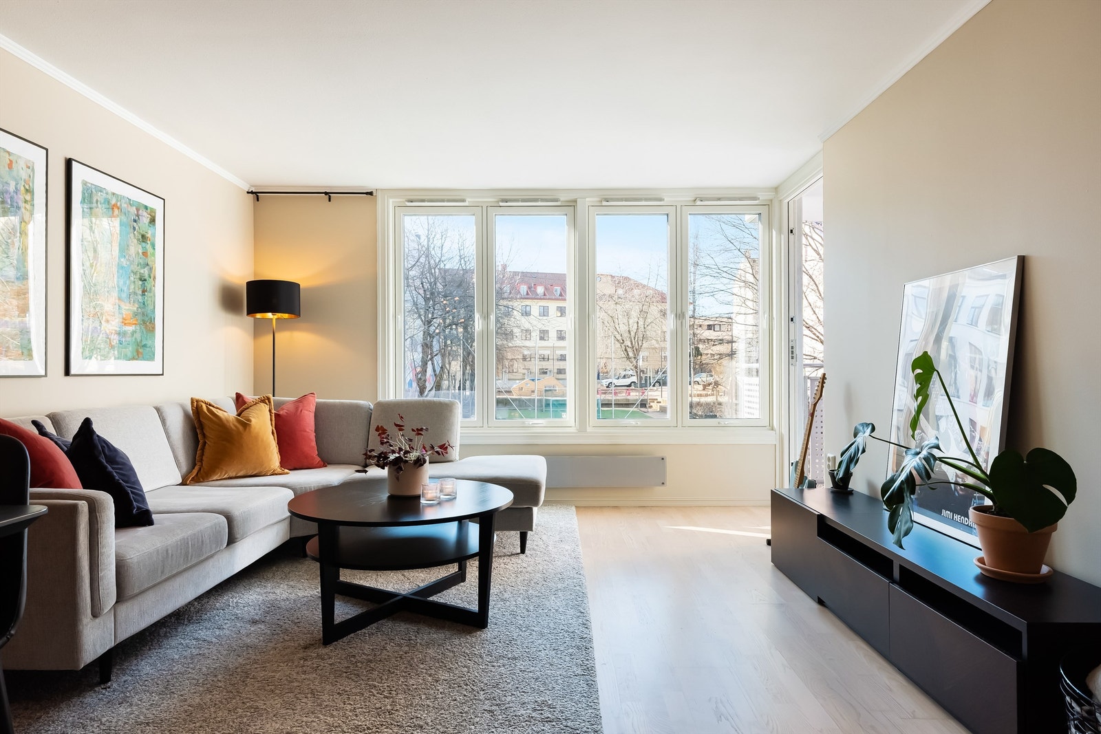 Leiligheten ligger tilbaketrukket i frodige omgivelser med lite innsyn! Galleribilde