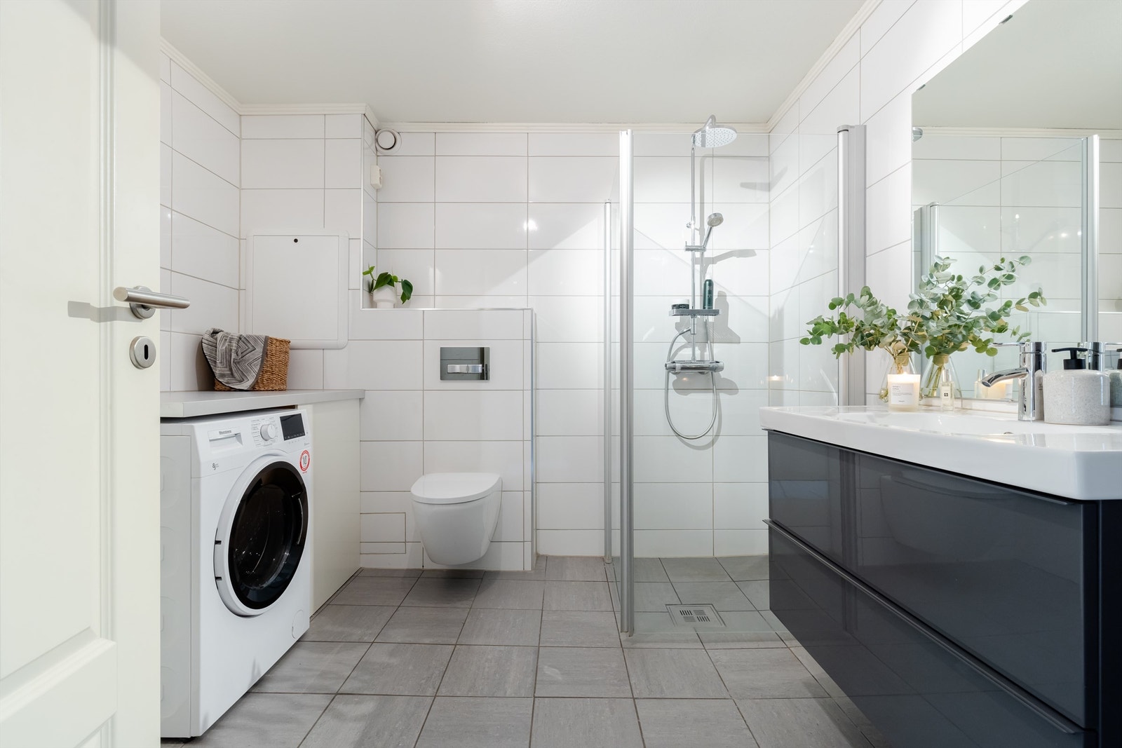 På badet er det rikelig med skapplass. Det vil man sette ekstra stor pris på i hverdagen. Galleribilde