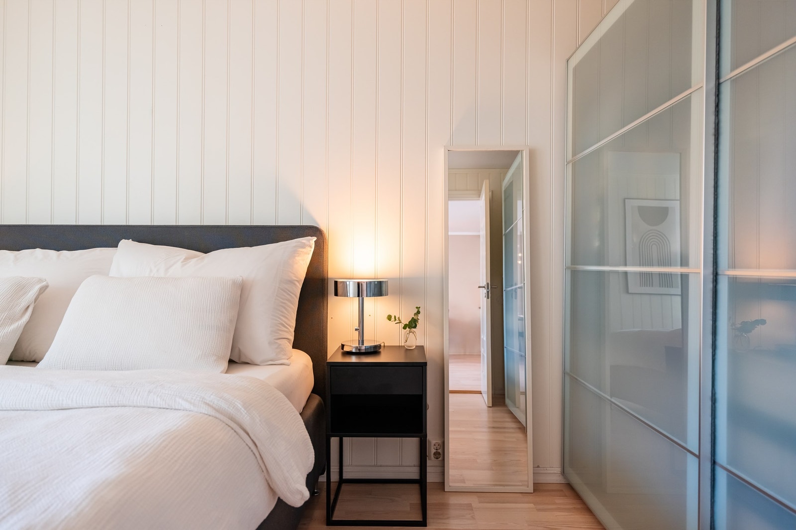 Innholdsrik skyvedørsgarderobe medfølger ved salg. Galleribilde